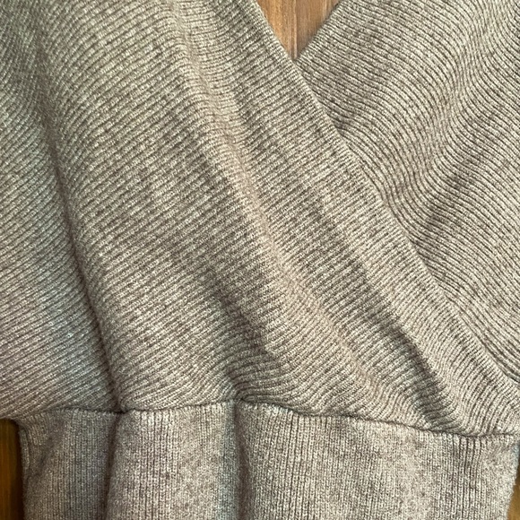 Like new 10/10 condition sweater - Picture 7 of 10